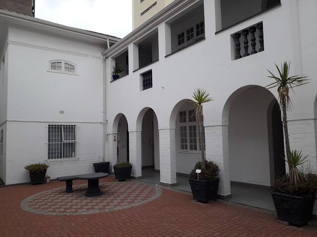 Light and Airy Apartment in Fabulous Location gallery image 3