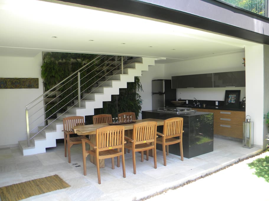 cozinha gourmet com jardim vertical ao fundo