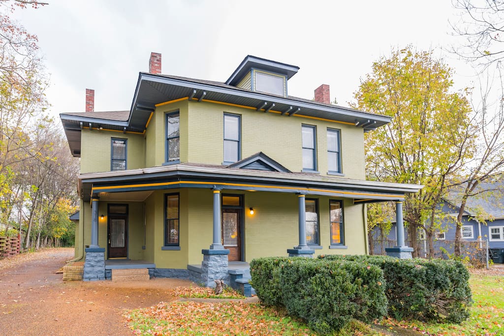 The Woodbine Manor - Large Home Near Downtown! - Houses 