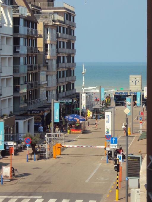 Zijdelings zeezicht vanop het terras
Vue latérale sur mer à partir de la terrasse
Sea side view