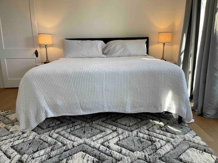 King size secondary bedroom (shares a bathroom with the third bedroom).