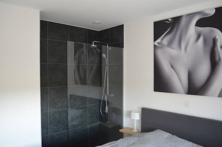 Iedere kamer heeft eigen douche
( kamer 3)
Tweepersoonsbed en via de trap nog een eenpersoonsbed