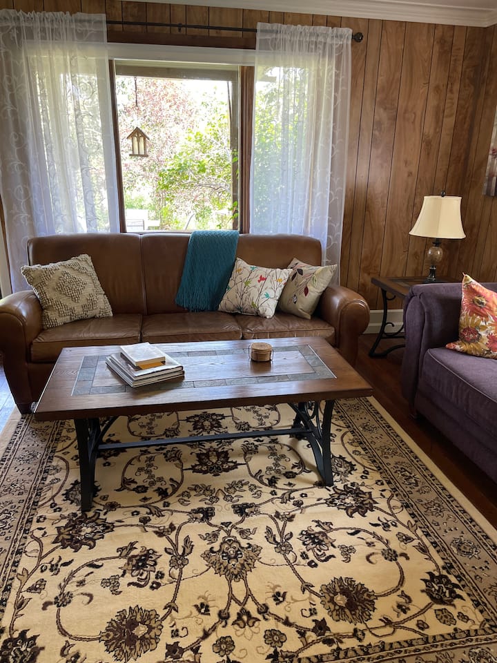 Black Crow Inn Comfortable Country Home by Glacier