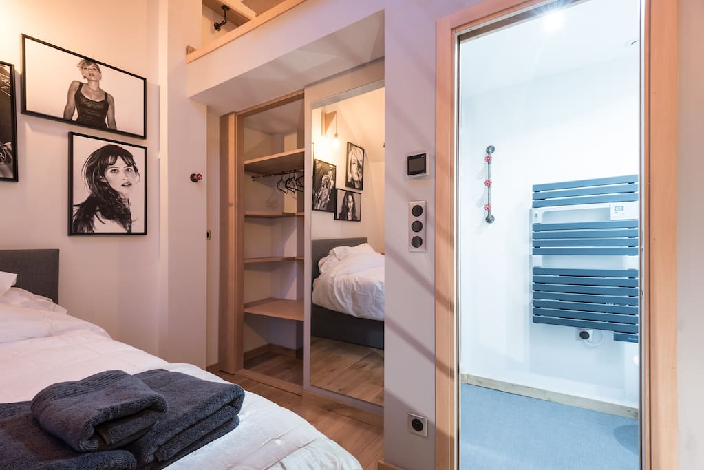 Chambre - penderie super pratique, grand miroir, accès immédiat à la SDB