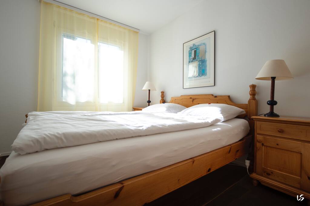 Schlafzimmer mit Fenster Richtung Westen