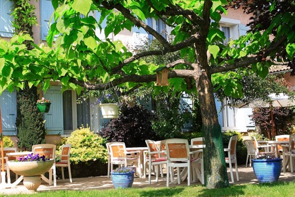 Terrasse sur jardin fleuri
