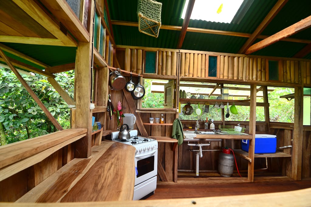 Breakfast bar and fully-equiped kitchen