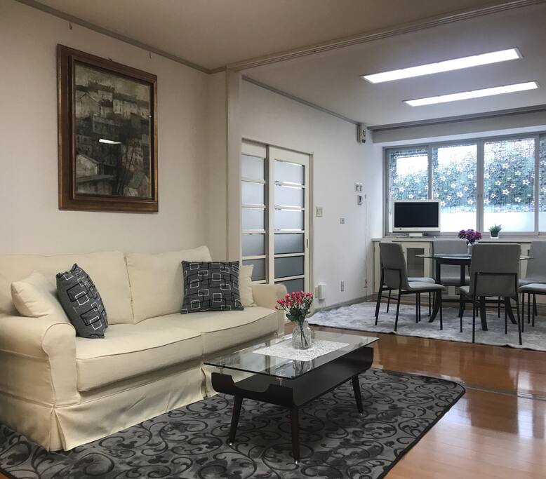設有暖地板、面績寛敞的客飯廳 Spacious living and dining room with floor heating!