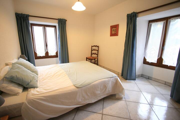 Chambre 1 avec grand lit - Спална соба 1 со брачен кревет