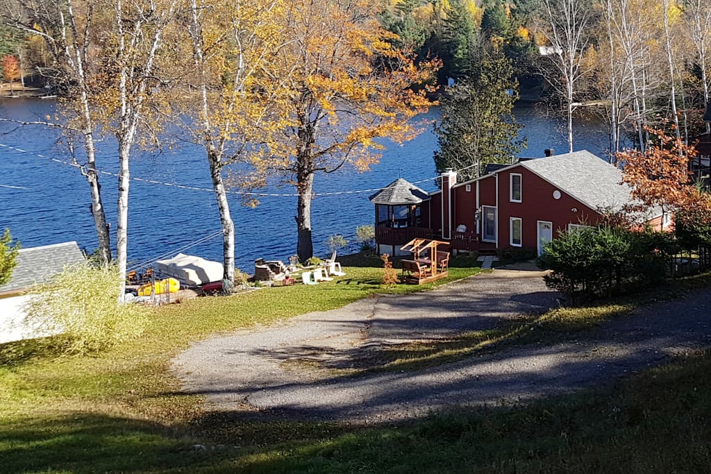 The 3 bedroom Val-des-Bois Riverfront Cottage is situated on one acre directly on the Du Lièvre River, and only one hour from Ottawa and just 200km from Montreal. O