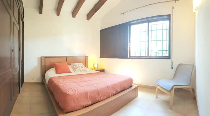 Spálňa s výhľadom na zadnú stranu domu.