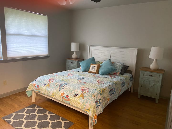 Სასტუმრო საძინებელი საწოლით და ტელევიზორით საკაბელო ტელევიზიით. Wi-Fi მთელ კონდომინიუმში, ასე რომ, უბრალოდ, შედით თქვენს საყვარელ აპშიც. 