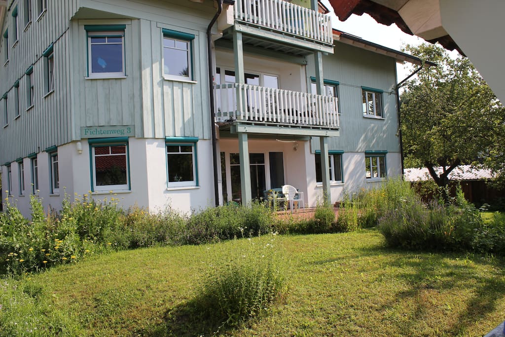 This is the house, the rented apartement is on the ground floor - Die vermietete Wohnung liegt im Erdgeschoss!