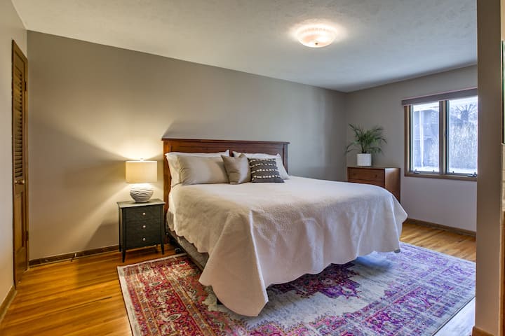 Chumba kikubwa cha kulala cha bwana ~ Kitanda cha Mfalme ~ tembea kwenye kabati. Bafu kuu limefungwa kwenye bafu. Usiku 2 na kabati la nguo.  Sehemu nyingi kwa ajili ya godoro jingine la sakafuni au paketi ya kuchezea