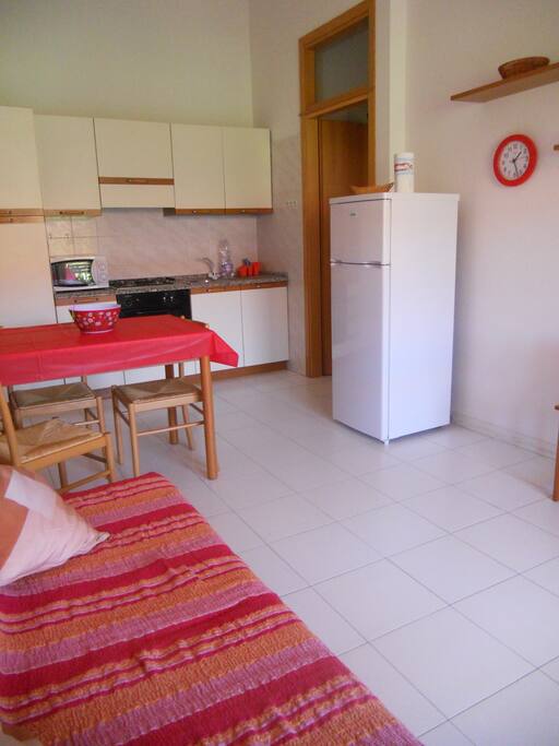 il soggiorno con la cucina e la zona pranzo