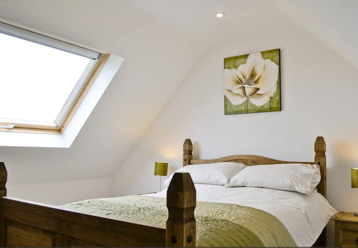 ห้องเตียงใหญ่ชั้นบน 