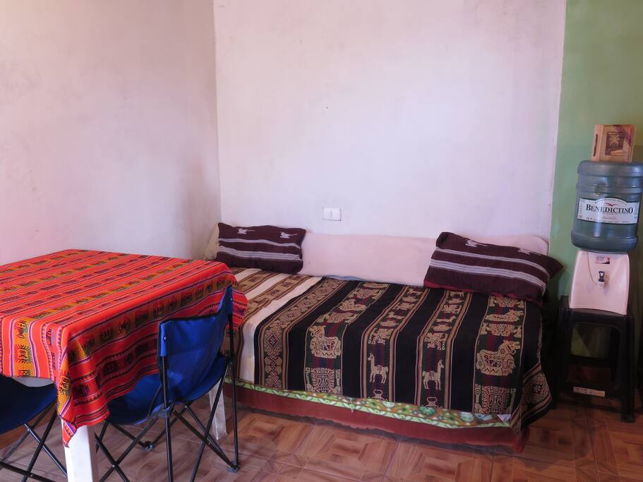 El sofá/cama desde otra persoectiva.
Bajo la cubierta están listas las sábanas para ser utilizado como cama.