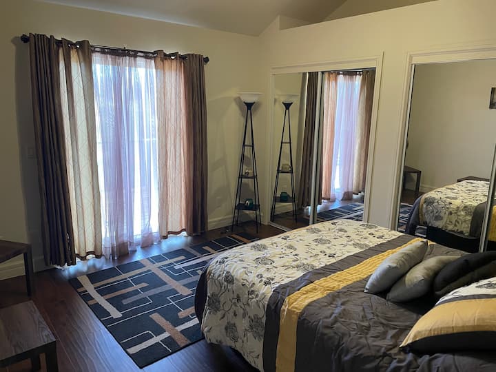 غرفة النوم #2
سرير بحجم كوين