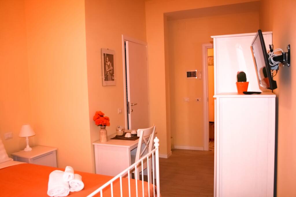 La stanza - scrivania TV bagno in camera