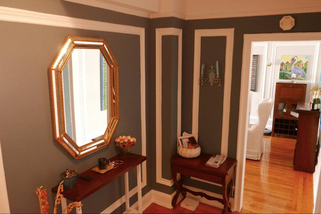 Friendly and gracious foyer