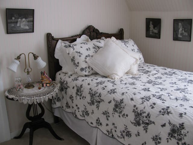 Ballet Pink Rm with Sleeping Porch