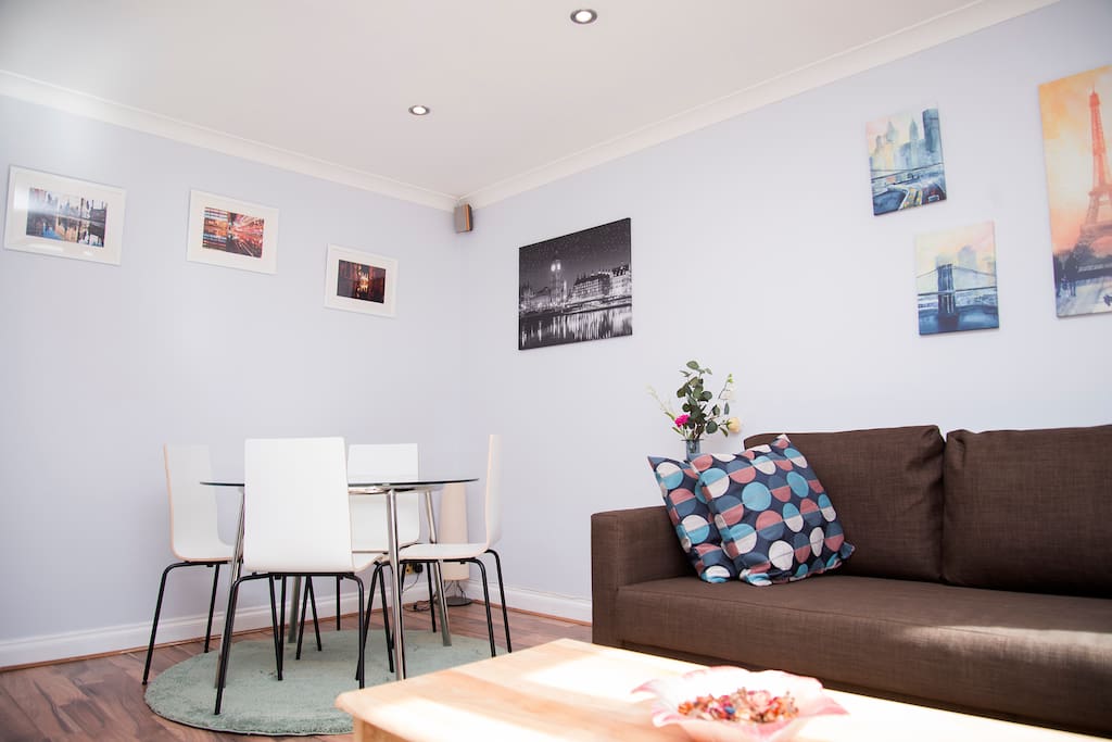 Living Room with dining area for 4 in the heart of London. A very short distance to the famous Camden Town market