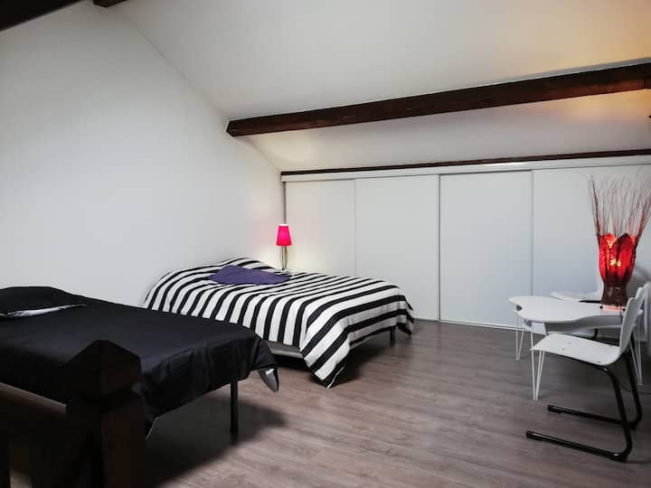 Upstairs, the rooms are in parade.
ch2, 1 bed of 140 + 1 bed of 90