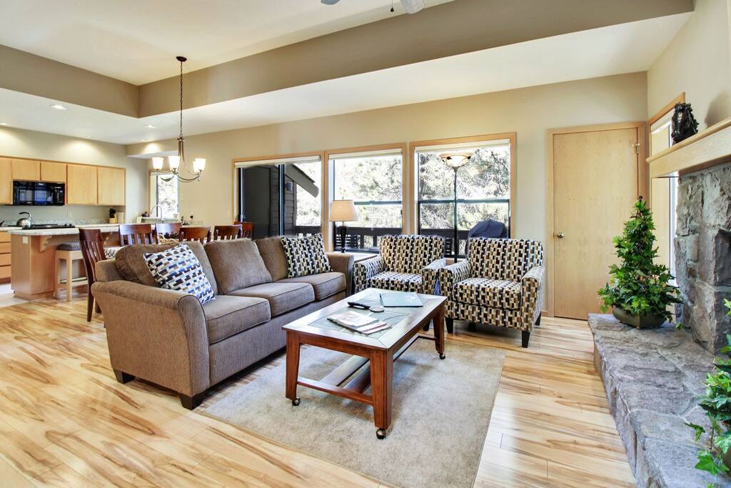 Indoors,Room,Screen,TV,Television