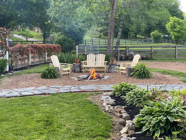 Hows Manor – Historical Luxury Farmhouse – 1840 gallery image 4