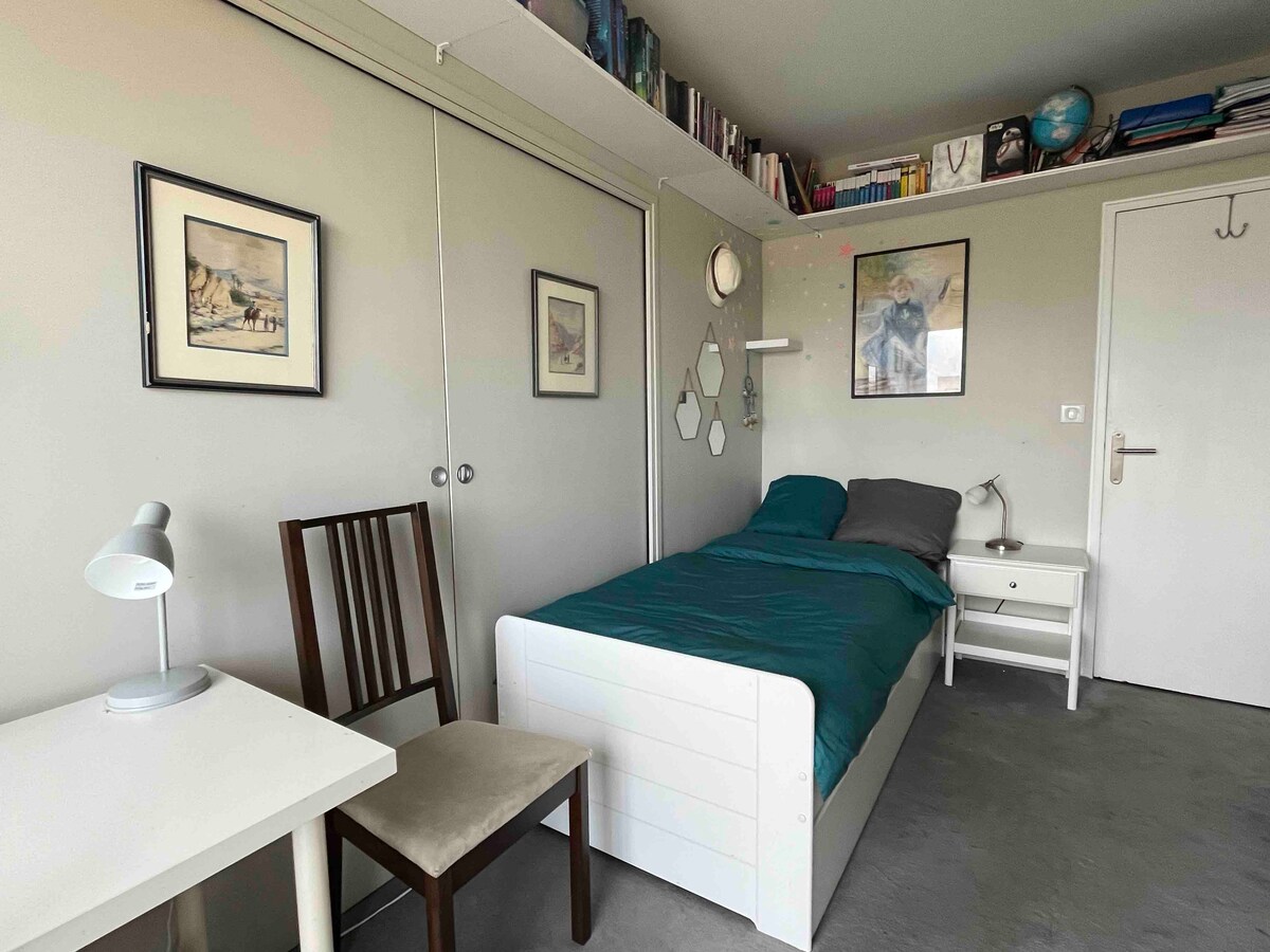 غرفة نوم بسريرين مفردين بما في ذلك سرير درج