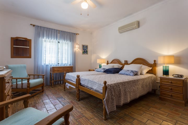 חדר פורמוזה (נוף לגינה) שתי מיטות יחיד גדולות אחת ליד השנייה ונפרדות (180 x 200)