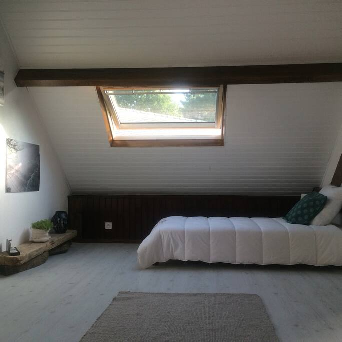 Dans la première pièce, un premier couchage sur votre gauche.