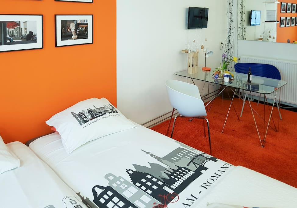 Modern apartment 25m2, with diningtable and two comfortable chairs