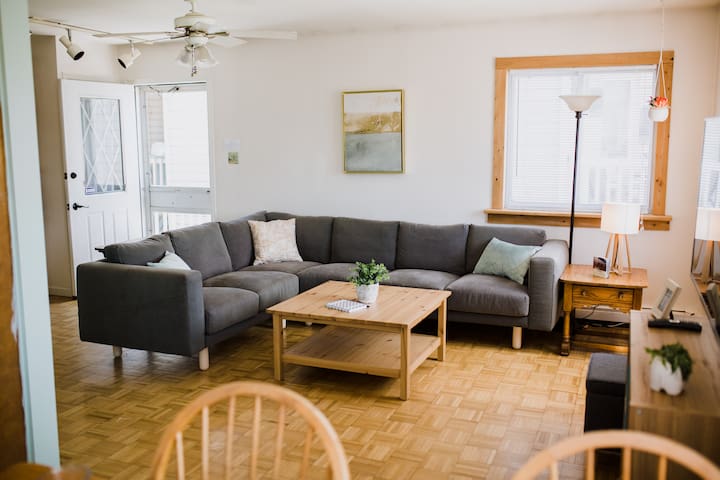 Willow's Beachside Loft - 2BD, sleeps 6, big yard!