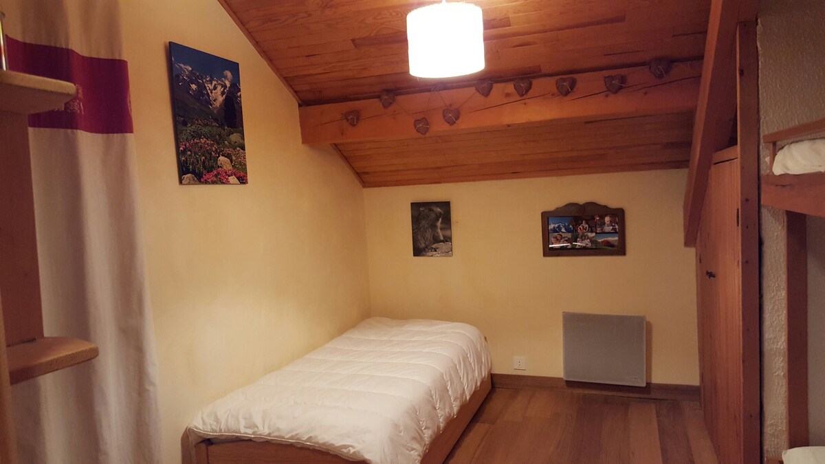 Detská izba s 1 rozkladacou posteľou a 2 poschodovými posteľami