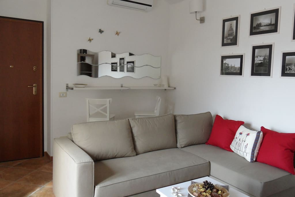Ingresso-Soggiorno: arredato con un ampio divano che diventa un comodo letto matrimoniale.