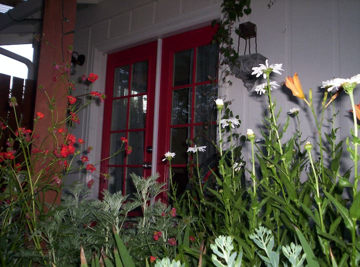 " sweet little garden studio " Tiny houses for Rent in Talent, Oregon