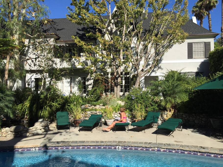 Access to the shared garden and large pool and jacuzzi 24/hrs
