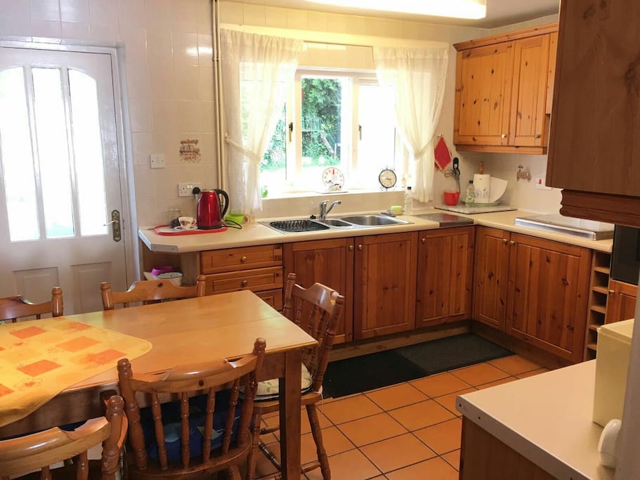 Fully fitted kitchen with all appliances