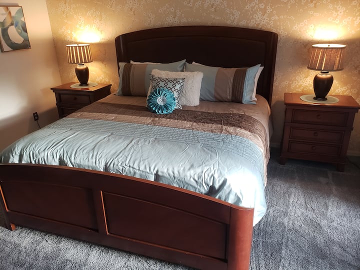 フレンチドアから湖の景色を楽しめるマスターベッドルーム（ブラインド付き）