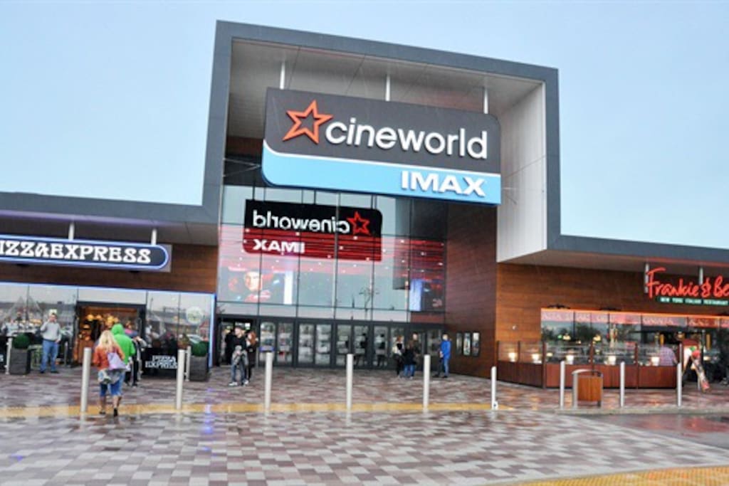 Cinema, restaurants and shops within walking distance