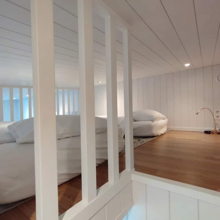 Utsikt över loft från trappan