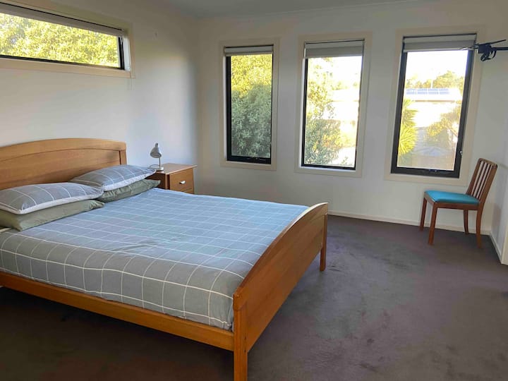 חדר שינה 1. מיטת קווין. ארון בגדים. צמוד. 