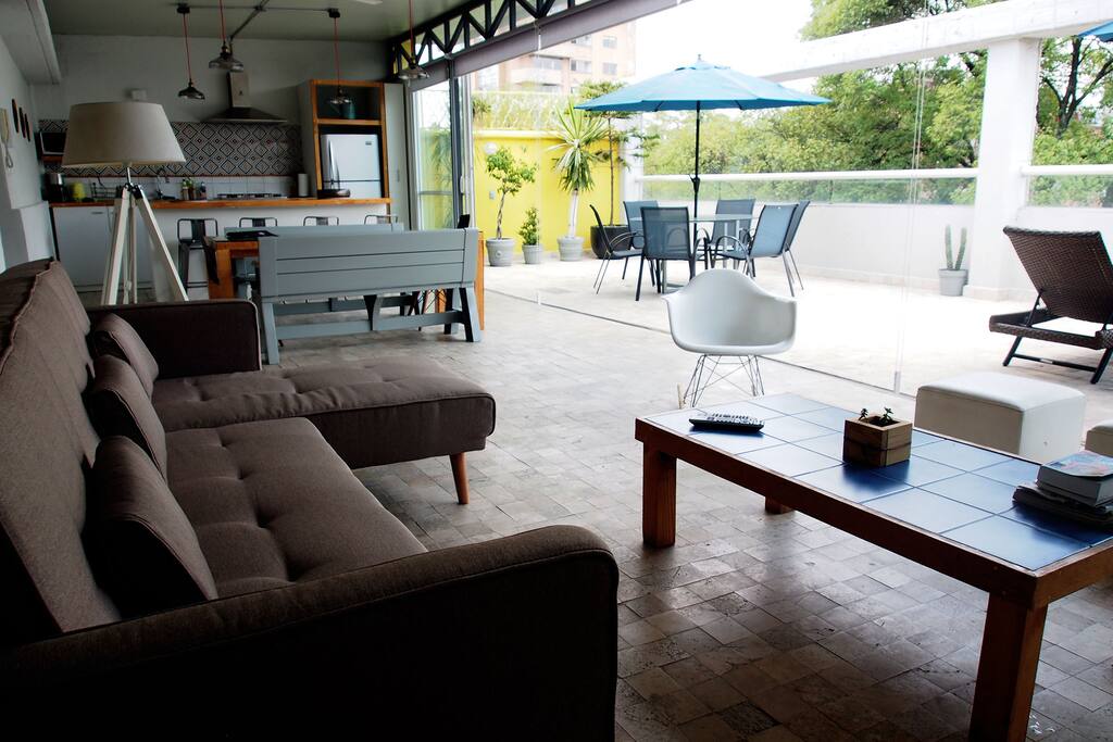 Penthouse - Kitchen, dining room, living room & terrace (sliding doors doors open)
Cocina, comedor, sala y terraza (puertas corredizas abiertas)