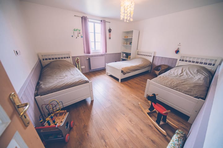 ห้องนอน 2
(3 เตียง 90x200)