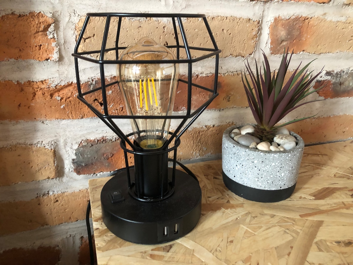 מנורה עם מטען USB ותקע מטען