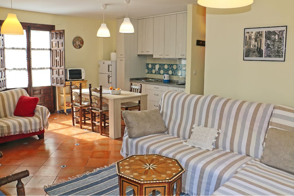 The living room- new big couch- (converts into double bed)-el salón con nuevo sofá grande-(cama doble)