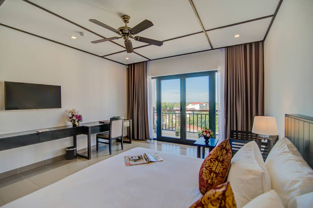 Deluxe King Balcony With City View