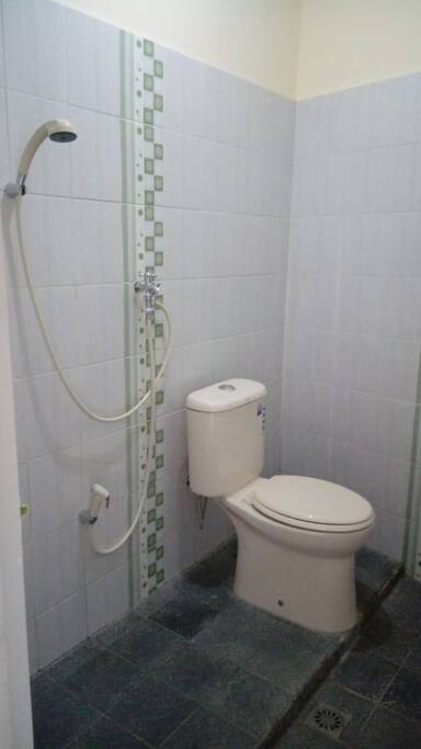 kamar mandi dalam dengan shower dan wc duduk
