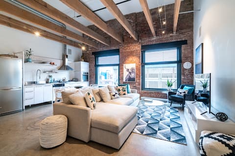 Top performing Airbnb: Beautiful Brick & Beam Gastown Heritage Loft! in Downtown